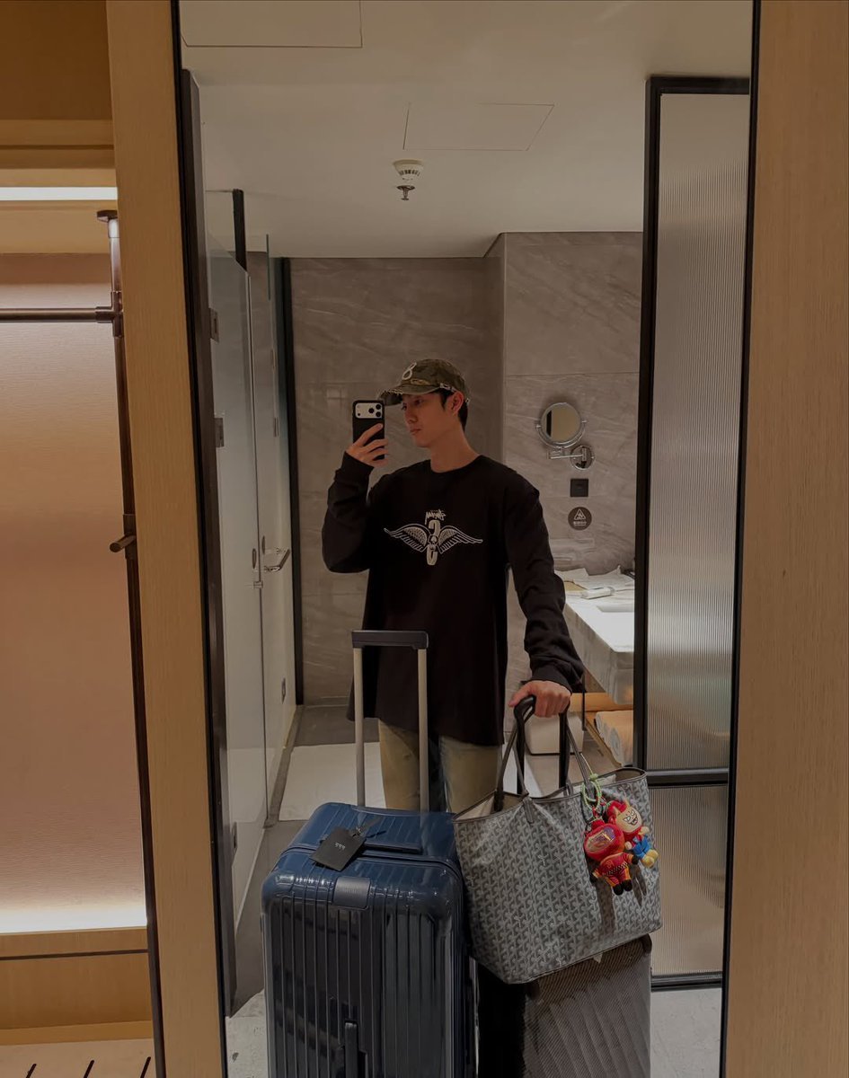 halfofyu's tweet photo. also jirat in (kinda) oversized sweaters is so not his style tbh, wonder if it's certain someone's that wears stussy sweater too 👀 🤡 https://t.co/jT4lqdyT30