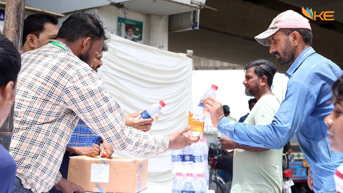 KElectricPk's tweet photo. Barhti garmi ke dauran, K-Electric aur Saylani ne Shaheen Complex, Qayyumabad, Civic Center, Malir Halt aur Hyderi Market samait shehar ke mukhtalif maqamat par heatwave camps ka ineqaad kiya.

In camps mein awam ko thanday pani ki bottles aur heatstroke se bachao ki sahooliyat faraham ki gayin. Is moqay par KE, Saylani ki intizamiya aur Governor Sindh ke Advisor Khurram Abbas Bhatti bhi maujood thay.