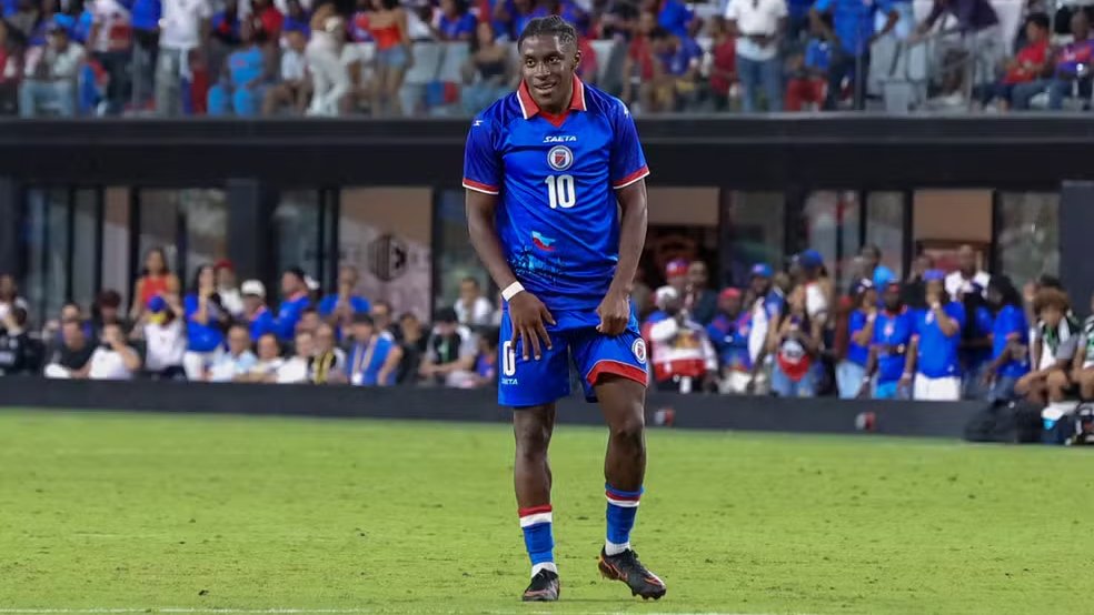 geglobo's tweet photo. Fifa alega mensagem política e pede mudança na camisa do Haiti

 Entenda polêmica ➡️ https://t.co/OlGsGbPlbZ

📸 Getty Images https://t.co/1VKA92jFBY
