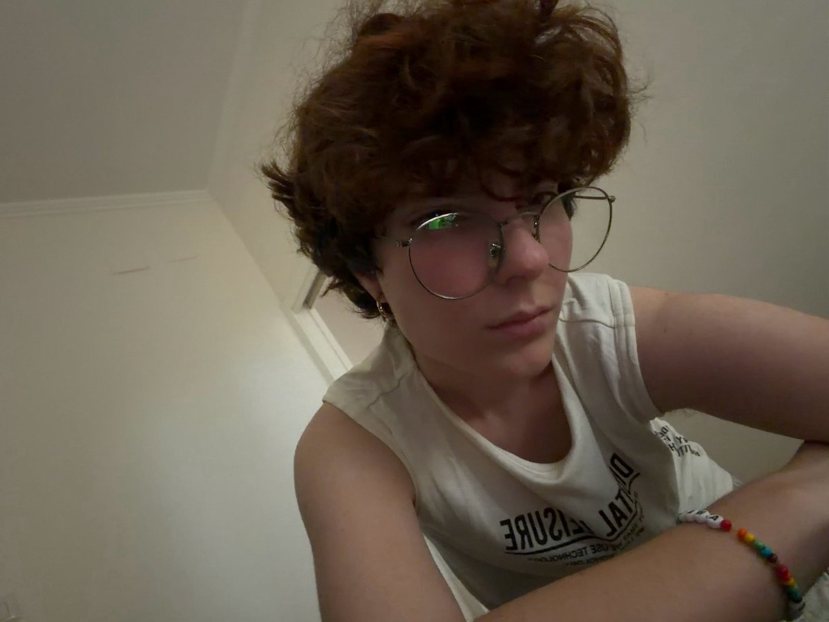 sjderalis's tweet photo. Mi ricordo di portare gli occhiali solo quando devo farci il fighetto https://t.co/e3bIWxDcU2