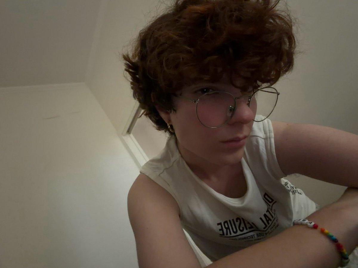 sjderalis's tweet photo. Mi ricordo di portare gli occhiali solo quando devo farci il fighetto https://t.co/e3bIWxDcU2