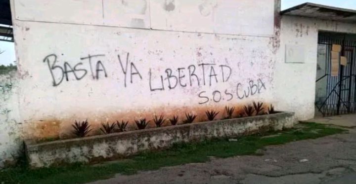 Blancoy48488239's tweet photo. Poco a poco nos hemos quedado sin pared, ya no tenemos nada que perder.
Y por eso se han hecho virales estas frases del sacerdote cubano Alberto Reyes;
"Lo peor que nos puede pasar es que no pase nada".
"Preferimos un final espantoso a un espanto sin final".
#Cuba
#Libertad https://t.co/ntt1nbZVQe