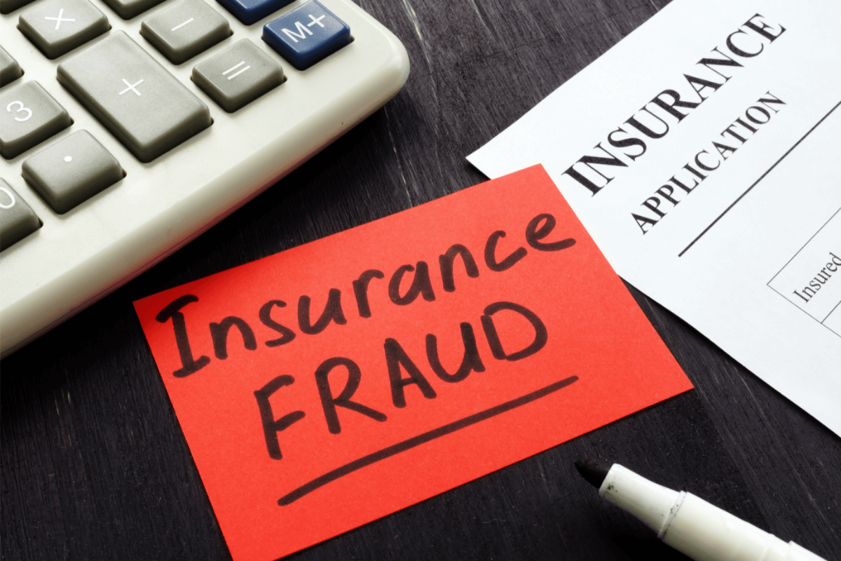 barlist's tweet photo. Newly obtained investigative video from the North Carolina Department of Insurance shows contractors allegedly damaging roofs on purpose to try to defraud the state and #insurance companies.

https://t.co/Z4xesCby9g https://t.co/G5xNyLvLkA