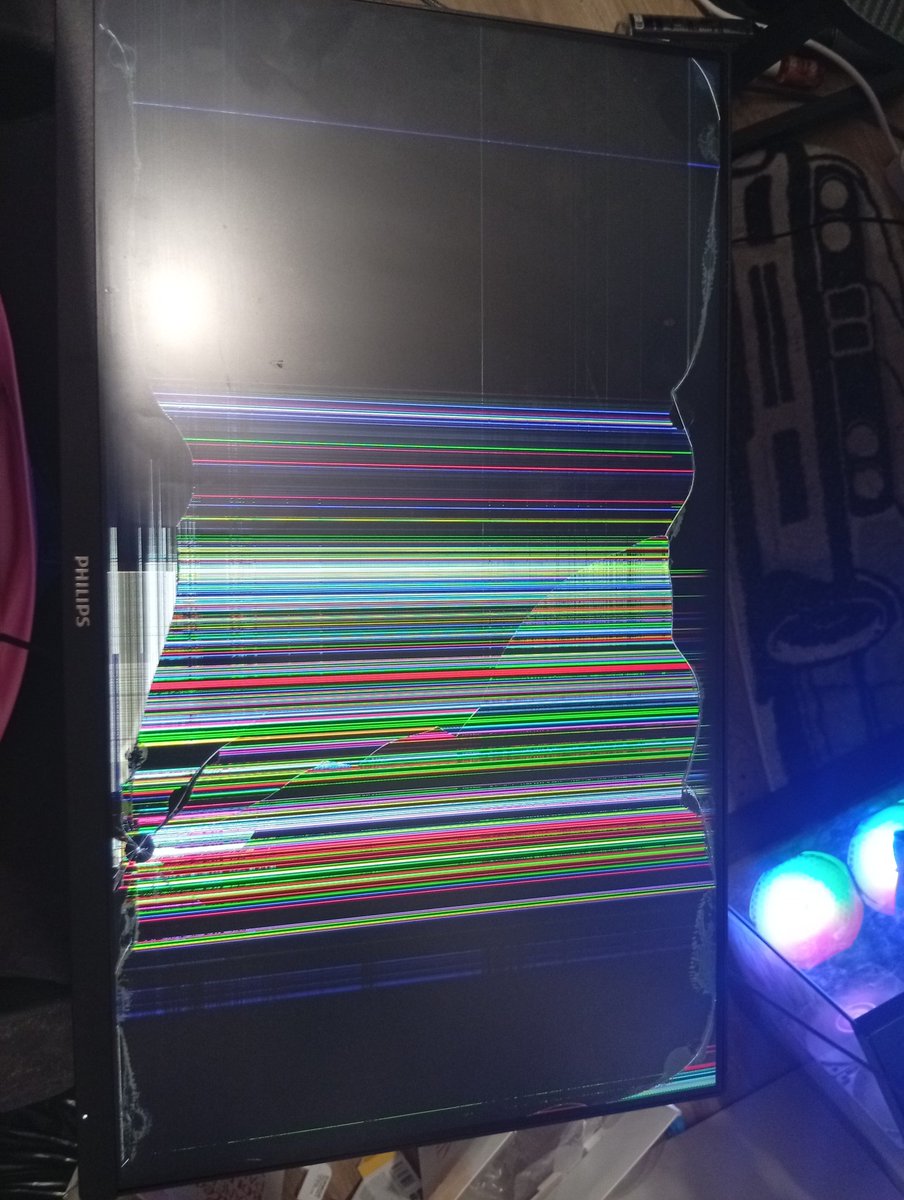 nlntbry's tweet photo. @PhilipsFrance svp l'écran a glisser de même pas 10cm,il a attirer sur une petite brique lego et voilà le résultat ( au début c'était tranquille et la c'est horrible) un moyen de changer ça 👀 https://t.co/70FfOZKZfN