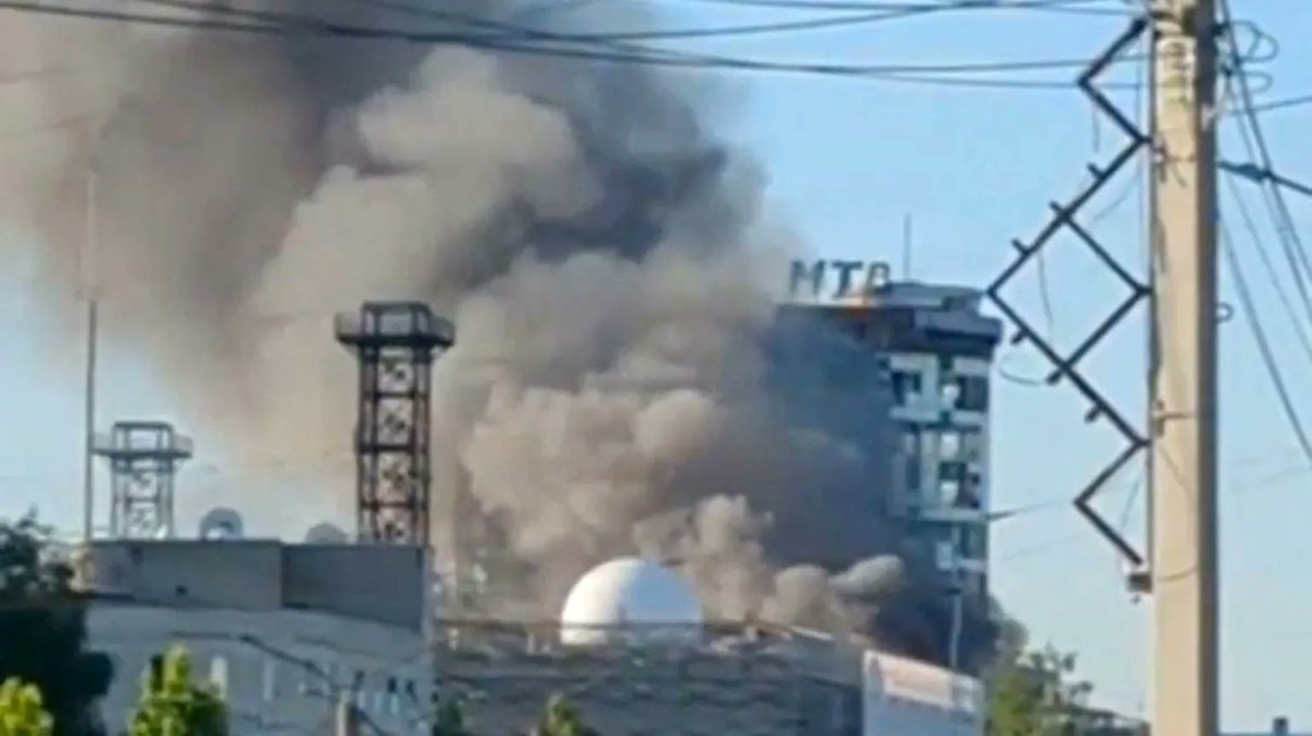 eliteustand's tweet photo. 🚨 UKRAINE STRIKES DEEP INSIDE RUSSIA
1/2
Ukraine says it has launched one of its deepest attacks yet into Russian territory, with FP-5 Flamingo cruise missiles hitting a major drone and missile production facility in Cheboksary, over 900km from the front line. https://t.co/CJhMOtmYpF