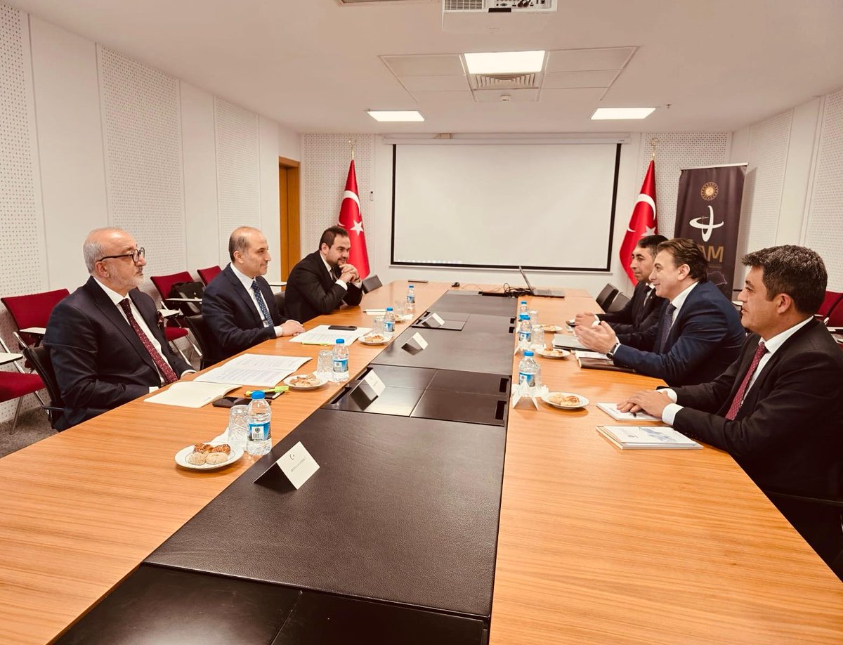 SAM_MFA's tweet photo. Azerbaycan Dışişleri Bakanlığı Analiz ve Stratejik Araştırmalar Genel Müdürü Sayın Şahin Şahyarov başkanlığındaki heyeti bugün Merkezimizde ağırladık.

Bölgesel ve ikili ilişkilerin yanısıra kurumlarımız arasında işbirliği yapılabilecek konuları ele aldığımız bu nazik ziyaretleri için kendilerine teşekkür ederiz.

We had the pleasure of hosting the delegation headed by Mr. Shahin Shahyarov, Head of the Analysis and Strategic Studies Department of the Ministry of Foreign Affairs of Azerbaijan, at our Center today.

We thank them for their kind visit, in which we discussed regional and bilateral relations, as well as potential areas of cooperation between our institutions.