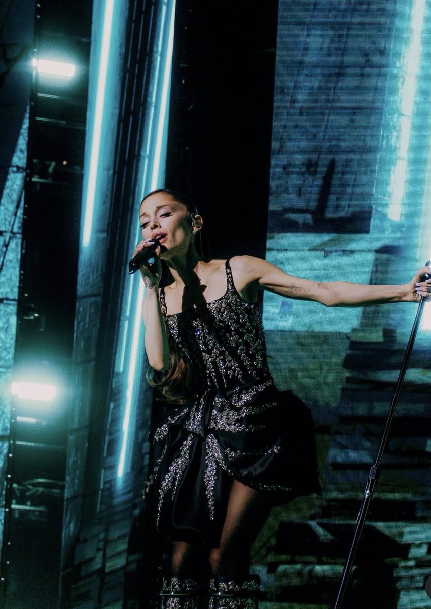 sevensring's tweet photo. i love her and this tour so much. ⋆˙⟡ ⋆.˚ ⊹₊⟡ ⋆ https://t.co/ld6i04SSSS