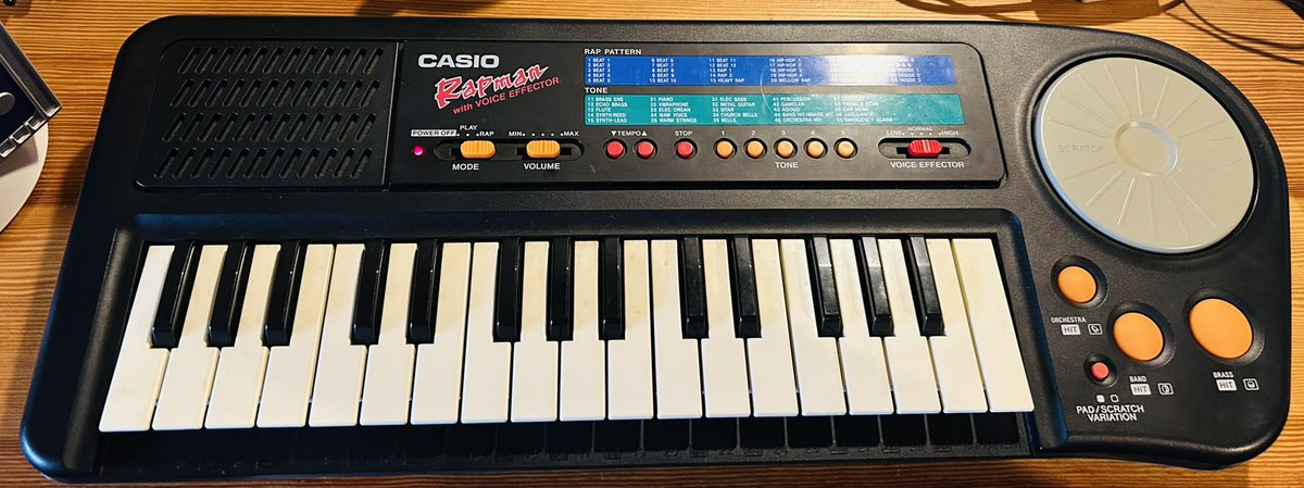 imaiseitaro's tweet photo. うちの小さなCASIOくん達

素敵にチープな音や
ラインインでロービットサンプリング出来たり
マイク繋いで声を変えれたり

こう見えて意外と名機らしい🧐 https://t.co/y1o9jfUS7T