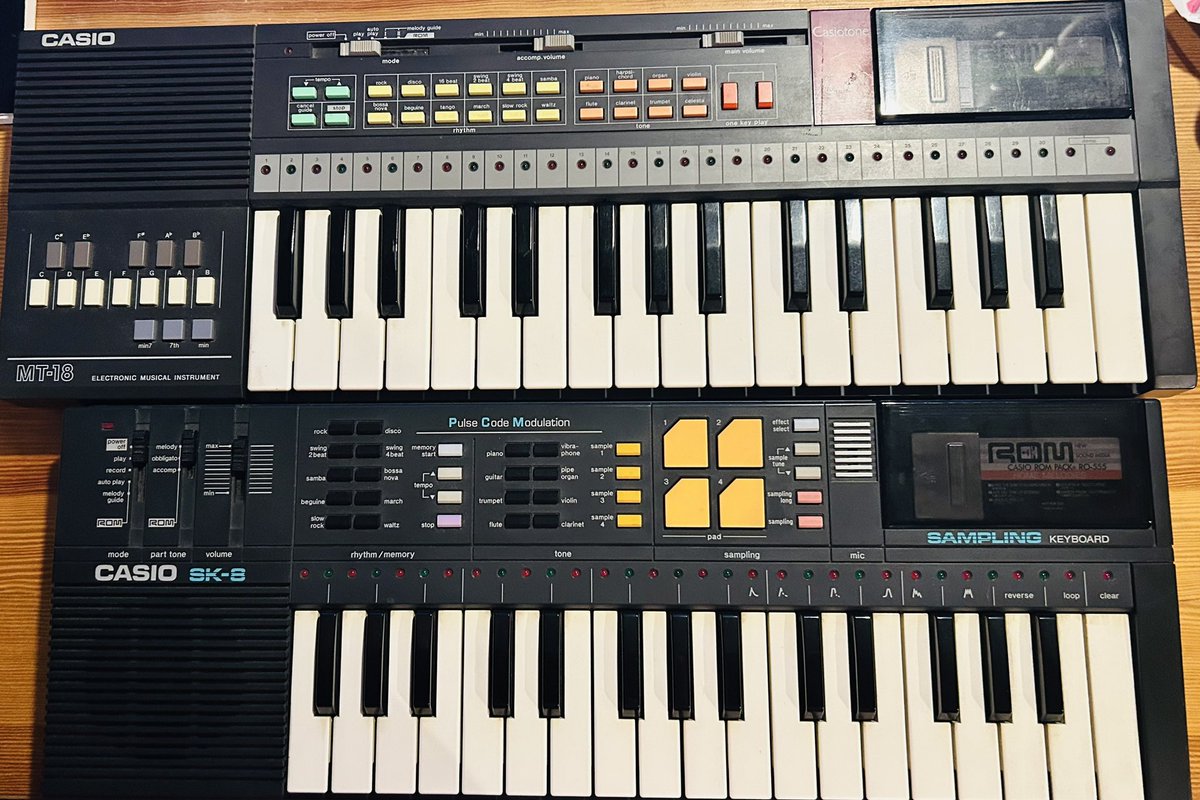 imaiseitaro's tweet photo. うちの小さなCASIOくん達

素敵にチープな音や
ラインインでロービットサンプリング出来たり
マイク繋いで声を変えれたり

こう見えて意外と名機らしい🧐 https://t.co/y1o9jfUS7T