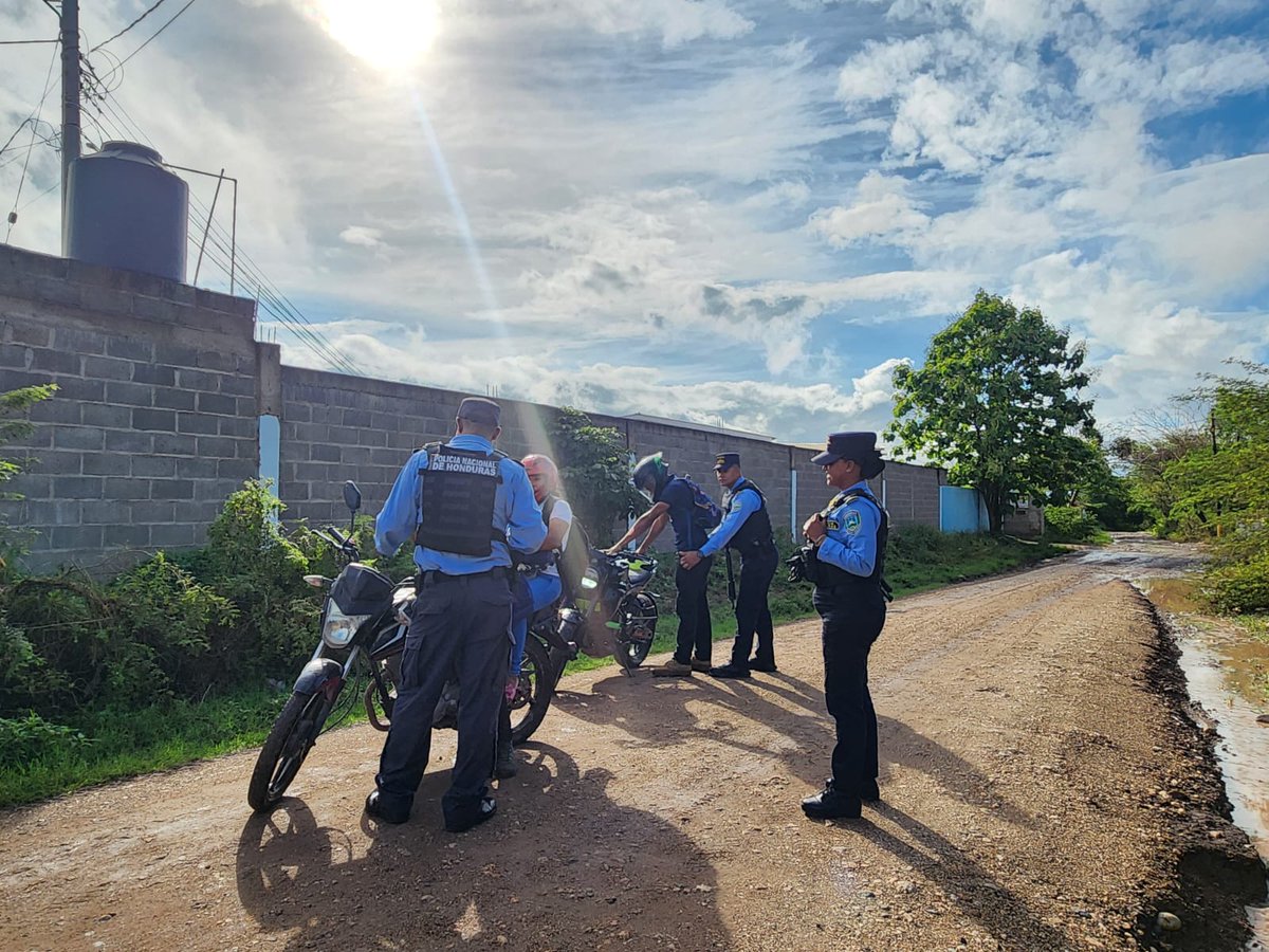dnpsc_n's tweet photo. 🚔🇭🇳 La #DNPSC continúa fortaleciendo la seguridad ciudadana mediante operativos, patrullajes preventivos y acciones policiales a nivel nacional, reafirmando su compromiso de proteger y servir al pueblo hondureño.
Nuestros funcionarios policiales https://t.co/71VVqemFQ2