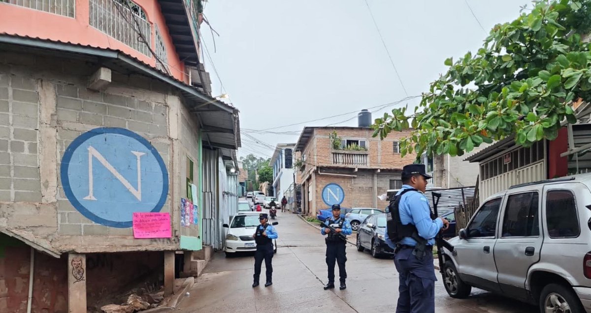 dnpsc_n's tweet photo. 🚔🇭🇳 La #DNPSC continúa fortaleciendo la seguridad ciudadana mediante operativos, patrullajes preventivos y acciones policiales a nivel nacional, reafirmando su compromiso de proteger y servir al pueblo hondureño.
Nuestros funcionarios policiales https://t.co/71VVqemFQ2