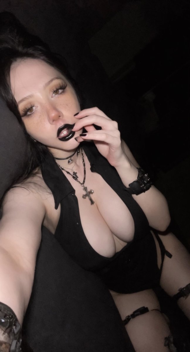 annagoth_99's tweet photo. Ladies, be honest, is the real secret to catching someone's attention more about what they wear or what they say? 😉 https://t.co/qX5BgiB33d