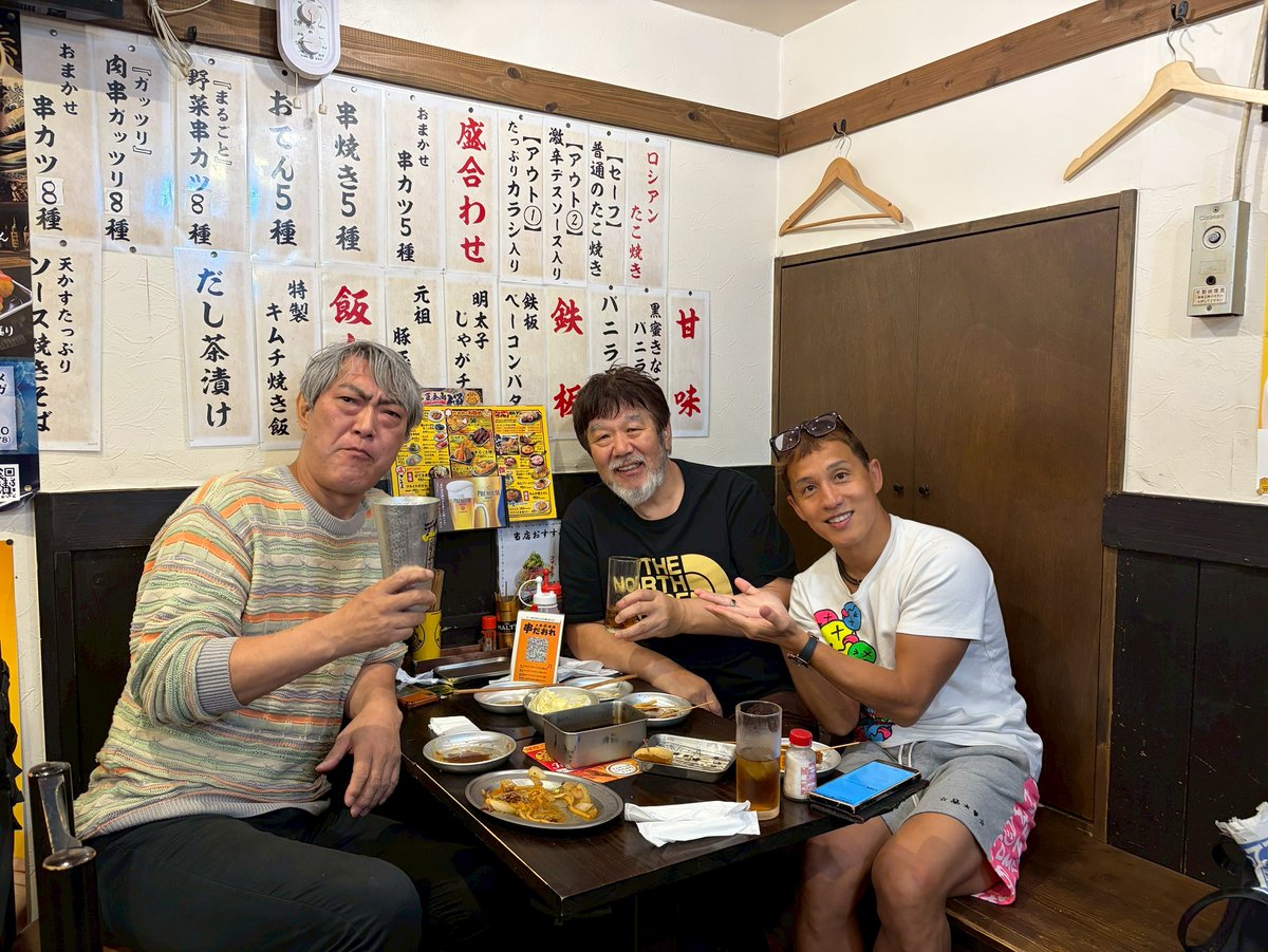 ARAI_HIDEO's tweet photo. 退院した電撃ネットワークのダンナ小柳さんと新橋へ。

栄養補給のため焼肉へ向かうはずが、途中で見つけた串カツ店「串だおれ」に吸い込まれる（笑）

約1か月ぶりのアルコールで乾杯。

長谷川一孝選手も合流しましたが、その後向かった焼肉店は満員で入れず…。

焼肉は次回リベンジです。

#ダンナ小柳
#電撃ネットワーク
#長谷川一孝
#新橋
#串カツ
#食べ歩き