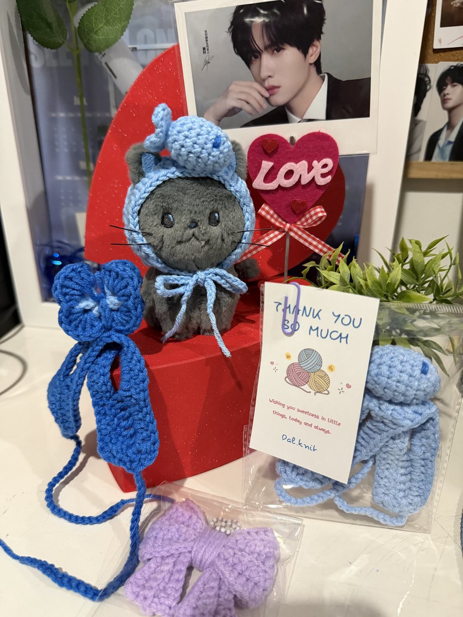 Yiwawawii's tweet photo. ได้มาแล้ว🥰หมวกไหมพรมสีฟ้ามีน้องปลาบนหัวสไตล์เดียวกับของจ่านเซวียน ใส่ให้เสี่ยวไวแล้วก็น่ารักมากมาย ใครกำลังหาร้านถักอยู่แนะนำร้านนี้เลย ราคาน่ารัก ถักสวย @dalknitworks  #Zhanxuan #จ่านเซวียน https://t.co/aFDAQhpbOH
