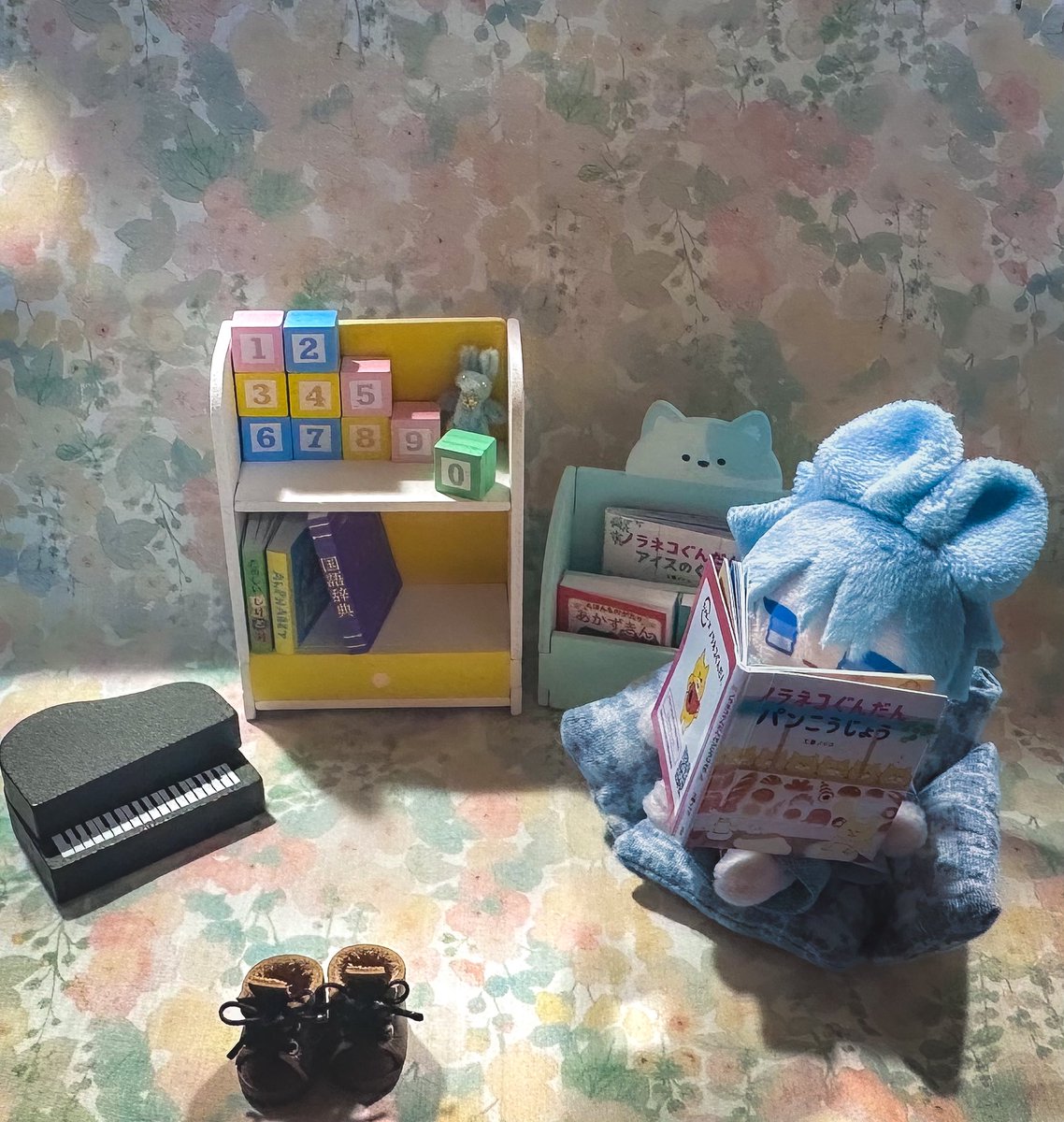 team5Ma's tweet photo. 観察記録 2026.6/10
#Puzzrats 
ーーーーーーー
いつも観察記録が遅くなってすまない。
本日も始めよう。
急拵えだが、フェンに多少の家具や絵本、おもちゃ等を準備した。最初は何事かと固まっていたが、すぐにソファに座って感触を楽しんだり、寂しくないようにと用意した小さな友達を抱えてみたりと、お気に召したようだ。
おもちゃだがピアノも用意したのだが、今はさして興味は示さなかった。
絵本は嬉々として取り出して読んでいた様子だったため、以前仮定した文字の理解は出来ているとみなして良いだろう。
この子が言葉を話さないのは何か意図があるのかもしれない。