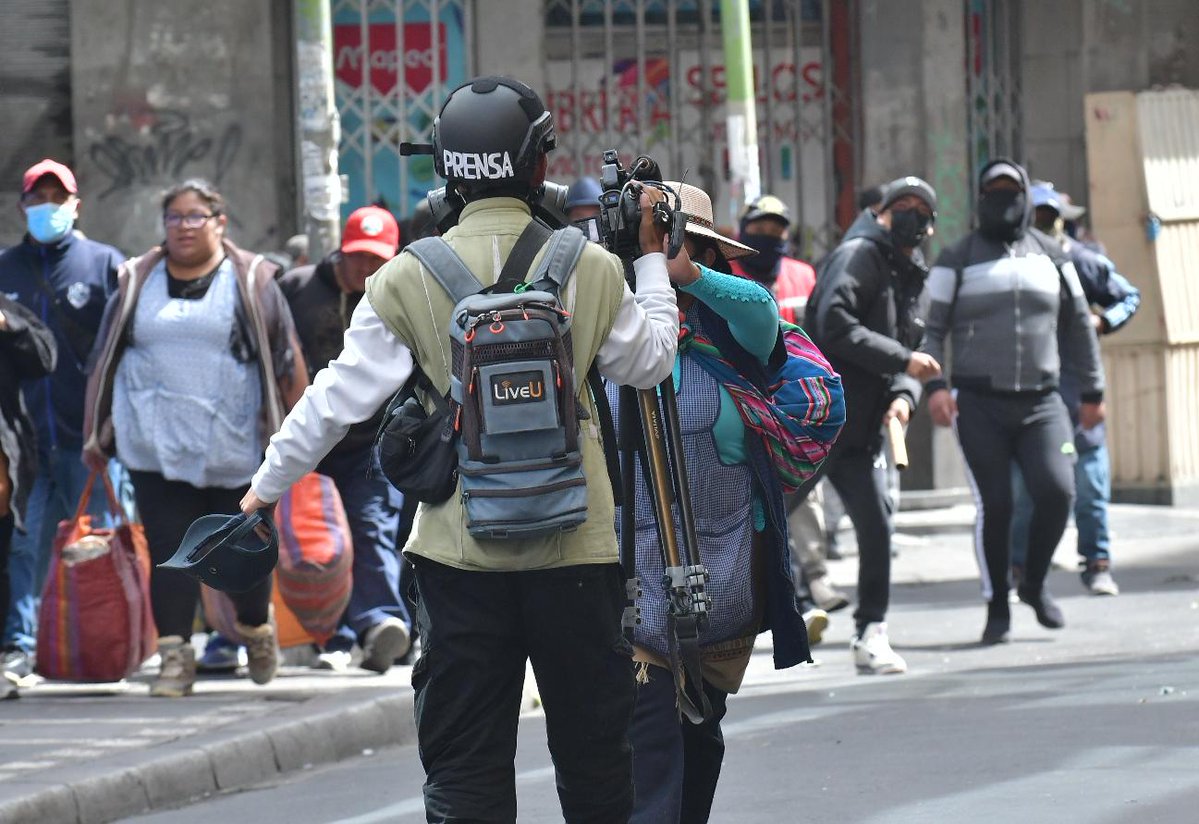 eabolivia's tweet photo. #LaPaz | Comando Departamental de Policía recomienda medidas de seguridad a periodistas y creadores de contenido ante movilizaciones anunciadas https://t.co/vLo66Gkn5U