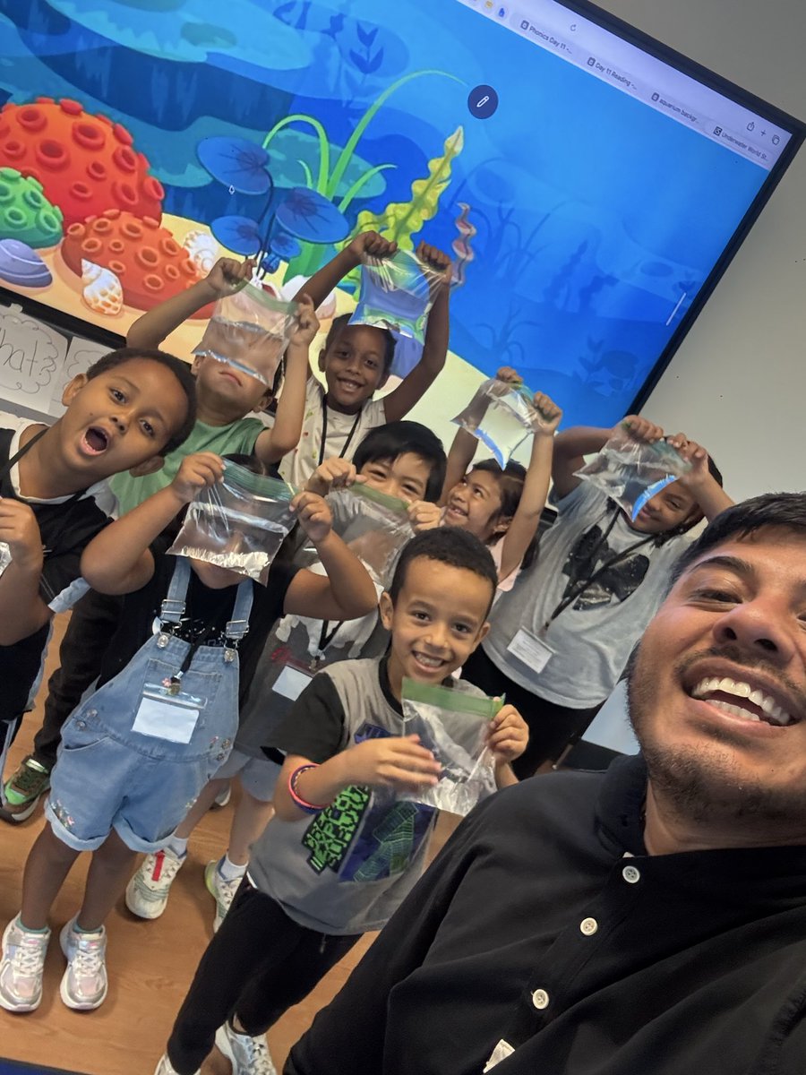 MrRomero0's tweet photo. Ly’s Goldfish story was a hit! Students got creative making their own fish backgrounds. To top it off, each student took home their very own “goldfish” 
Don’t worry no fish were harmed! Our goldfish were made from aluminum foil. #RISDsummer #ACEignite @Anabel_Ruiz19 https://t.co/pMh2fSPDEl