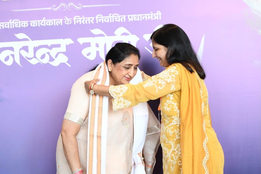 kjsehrawat's tweet photo. आज भारत मंडपम में आदरणीय प्रधानमंत्री श्री @narendramodi जी के लोकतांत्रिक जनादेश के साथ सबसे लंबे समय तक प्रधानमंत्री के रूप में सेवाकाल की ऐतिहासिक उपलब्धि पर उन्हें हार्दिक बधाई एवं शुभकामनाएँ देने का सौभाग्य प्राप्त हुआ।

इस गरिमामय अवसर पर आयोजित कार्यक्रम में केंद्रीय कौशल विकास एवं उद्यमिता मंत्री श्री @jayantrld जी, सामाजिक न्याय एवं अधिकारिता राज्य मंत्री श्री @RamdasAthawale जी और महाराष्ट्र की उपमुख्यमंत्री @SunetraA_Pawar जी का अंगवस्त्र भेंट कर अभिनंदन किया।

प्रधानमंत्री मोदी जी के नेतृत्व में राष्ट्रसेवा, सुशासन, विकास और जनकल्याण के प्रति समर्पित 12 वर्षों की यह यात्रा देश के लिए प्रेरणास्रोत है। उनके कुशल नेतृत्व में भारत निरंतर नई ऊँचाइयों को प्राप्त कर रहा है।

#LongestServingElectedPMModi #12YearsOfSeva
