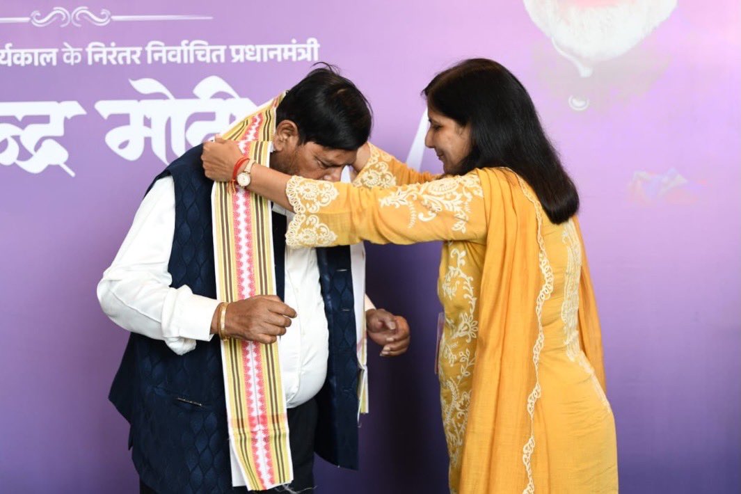 kjsehrawat's tweet photo. आज भारत मंडपम में आदरणीय प्रधानमंत्री श्री @narendramodi जी के लोकतांत्रिक जनादेश के साथ सबसे लंबे समय तक प्रधानमंत्री के रूप में सेवाकाल की ऐतिहासिक उपलब्धि पर उन्हें हार्दिक बधाई एवं शुभकामनाएँ देने का सौभाग्य प्राप्त हुआ।

इस गरिमामय अवसर पर आयोजित कार्यक्रम में केंद्रीय कौशल विकास एवं उद्यमिता मंत्री श्री @jayantrld जी, सामाजिक न्याय एवं अधिकारिता राज्य मंत्री श्री @RamdasAthawale जी और महाराष्ट्र की उपमुख्यमंत्री @SunetraA_Pawar जी का अंगवस्त्र भेंट कर अभिनंदन किया।

प्रधानमंत्री मोदी जी के नेतृत्व में राष्ट्रसेवा, सुशासन, विकास और जनकल्याण के प्रति समर्पित 12 वर्षों की यह यात्रा देश के लिए प्रेरणास्रोत है। उनके कुशल नेतृत्व में भारत निरंतर नई ऊँचाइयों को प्राप्त कर रहा है।

#LongestServingElectedPMModi #12YearsOfSeva