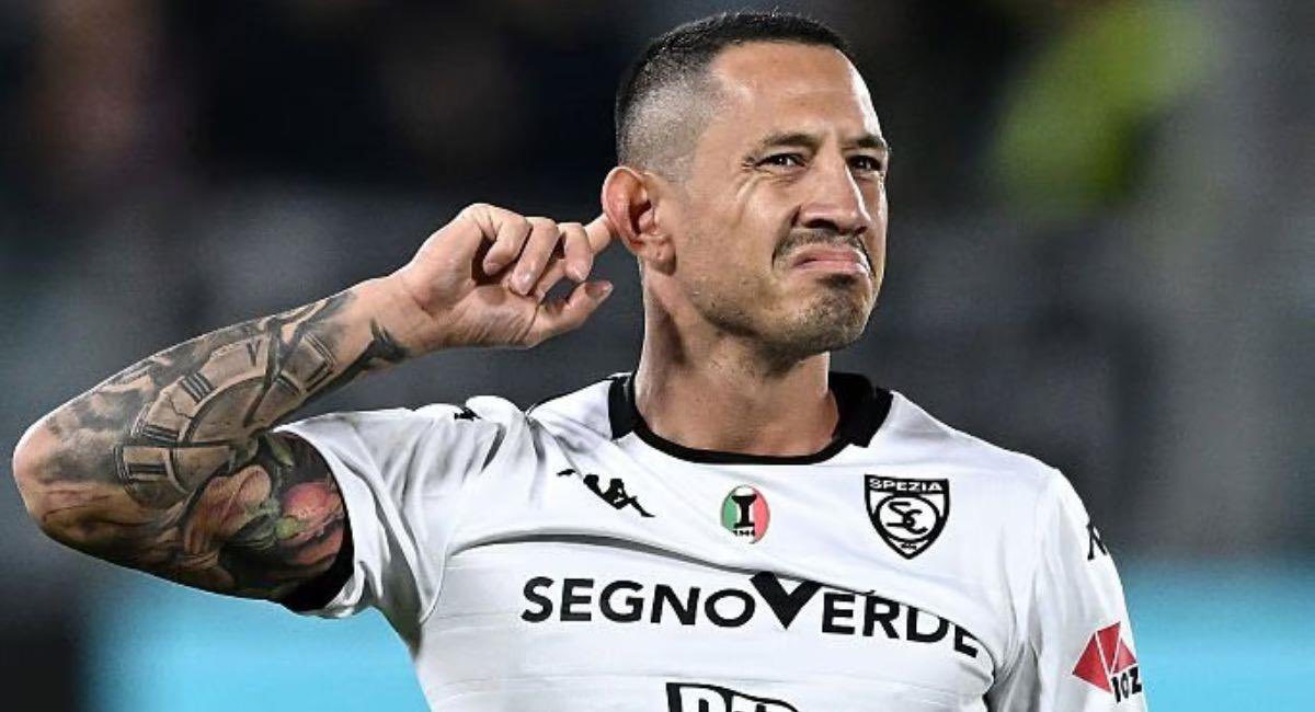 Gustavo_p4's tweet photo. ✅👀 Gianluca Lapadula la ha dado el sí a Universitario de Deportes pero aún no está cerrada su incorporación. Y es que aparecieron temas contractuales con el Spezia de la Serie B de Italia. 
Aquí explicamos al detalle todo 👇
➡️ En las últimas horas, el delantero aceptó todas las condiciones de la U y hay convencimiento total de su parte para ponerse la camiseta crema. Está todo OK. El acuerdo incluso es por 1 año y medio de contrato. 
➡️ Sin embargo, hay algo que ha complicado un poco la situación: Y que Lapadula tiene contrato con el Spezia hasta fines del mes presente mes. Además, hay otro punto contractual por solucionar allí. Esto impacta el acuerdo con la U ya que hay necesidad de que se una rápidamente a los trabajos al mando de Héctor Cúper. El club merengue quiere contar con él con cierta prontitud.
➡️ Ante esto, hoy la administración tendrá una nueva reunión con ‘Lapa’ para buscar una solución y así continuar con el acuerdo.