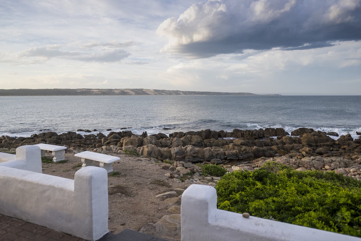 KanonPNR's tweet photo. 🌊 Long weekend plans? Our 10-sleeper Periwinkel Beach House is still available! Perched on Cape Vacca Point with stunning ocean views, it's the perfect Garden Route escape. 🏖️

From R4950/night

Book now 👇 
https://t.co/FHpdtK7uVP 

#gardenroute a #mosselbay #southafrica https://t.co/A5ZYYPMOI0