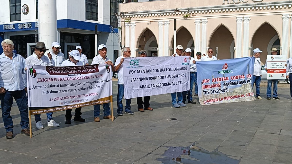 xevtfm's tweet photo. 📸 #EnFotos | Jubilados de #Pemex y #CFE realizan mitin frente a Palacio de Gobierno donde se lleva a cabo la conferencia mañanera del gobernador Javier May Rodriguez, a quien pidieron su intervención. https://t.co/wnjP2xZs4g