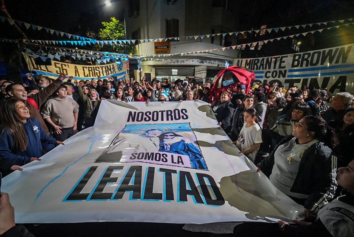 CamporaBrown's tweet photo. Lxs compañeros de La Cámpora Almirante Brown estamos acá y vamos a seguir estando acá. 
DEL ‘56 A CRISTINA LA RESISTENCIA NO TERMINA.

A 70 años de los fusilamientos de José León Suarez. NO NOS HAN VENCIDO.

#CristinaLibre https://t.co/8Q7eu0LOb7