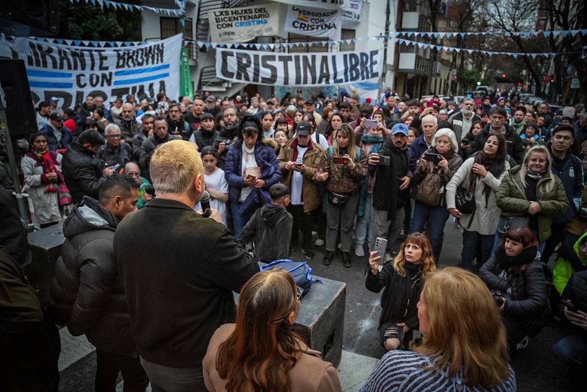 CamporaBrown's tweet photo. Lxs compañeros de La Cámpora Almirante Brown estamos acá y vamos a seguir estando acá. 
DEL ‘56 A CRISTINA LA RESISTENCIA NO TERMINA.

A 70 años de los fusilamientos de José León Suarez. NO NOS HAN VENCIDO.

#CristinaLibre https://t.co/8Q7eu0LOb7