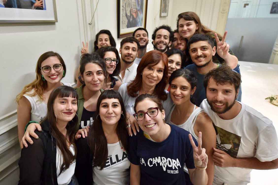 lucampora's tweet photo. Esta foto es de diciembre de 2018, cuando Cristina recibió a la conducción de la FUBA. Gobernaba Macri y estaba haciendo mierda las universidades. CFK organizaba a los sectores golpeados de la sociedad, diseñaba alternativas, escuchaba, caminaba y daba fuerzas. En esa reunión nos pidió que organicemos a los estudiantes. Así con todos los sectores. Un año después, había construido la estrategia electoral con la que derrotamos a Macri. 

El poder económico no se iba a permitir cometer el mismo error. Hoy Cristina está en cana para que no pueda hacer lo mismo que hizo en 2019. La proscribieron para que no sea candidata. La secuestraron para que no pueda estar con el pueblo. Le restringieron las visitas para que no pueda ni hacer política. La aislaron para que a otros les sea más fácil traicionar. 

Pero la única verdad es la realidad: cada vez más argentinos la quieren volver a votar. BASTA DE PROSCRIPCIÓN.

CRISTINA LIBRE para liberar la Argentina.