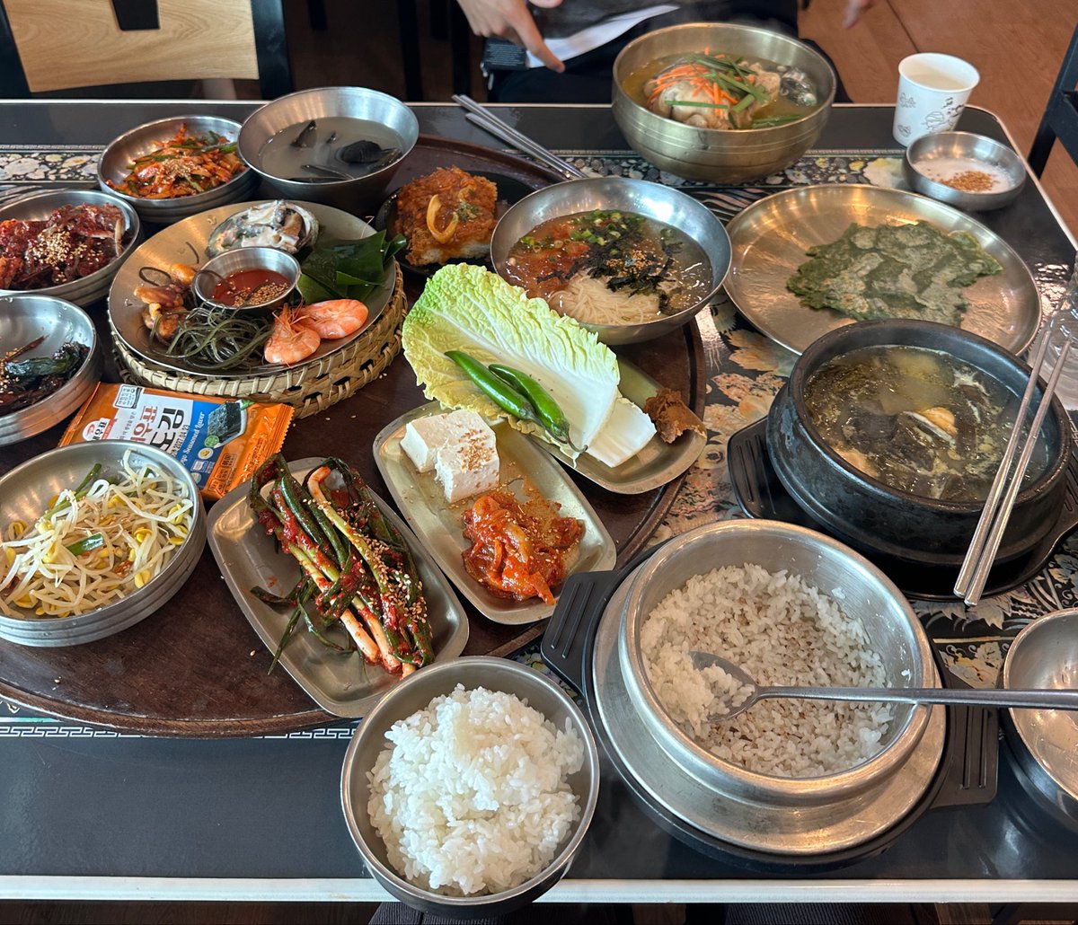puutj's tweet photo. 담양に本当に美味しい전복집あって、これだけ食べても2人で46000ウォンなの！メインメニュー、전복솥밥 전복삼계탕 전복미역국 などなどどれほんとに激ウマすぎ、量多すぎてリピートしてる

정복정

[네이버지도]
정복정
전남 담양군 추성로 1202 1층
https://t.co/UfpiYsGoS6 https://t.co/0i1BxuDyOe