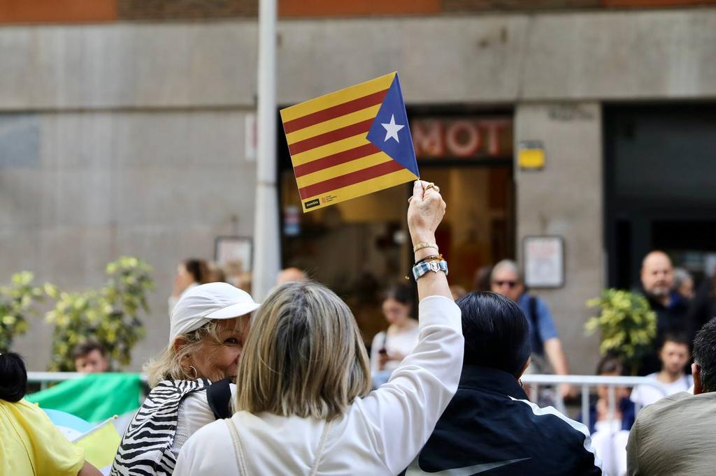 assemblea's tweet photo. ⬛⬜ Estem repartint milers d'estelades pels voltants de la Sagrada Família

Gran rebuda per part dels manifestants, veïns i curiosos.

Rebrem el Papa Lleó XIV amb un gran clam: independència!

A Catalunya, en català! https://t.co/eWeXum3XEQ