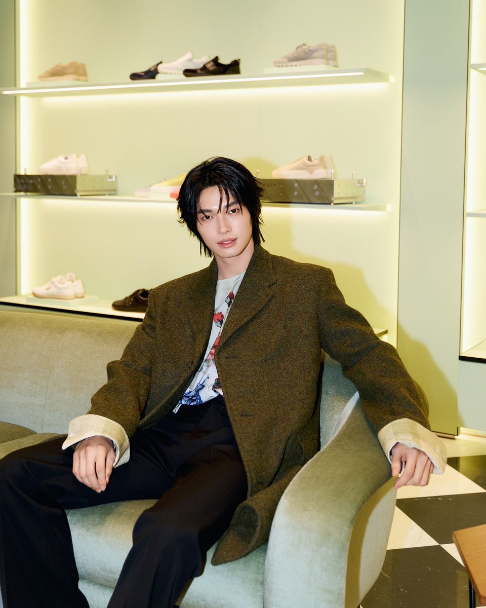 Esquire_Th's tweet photo. #EsquireJUSTIN • เก็บตกโมเมนต์ของ วิน เมธวิน แบรนด์แอมบาสเดอร์ของ Prada ที่เดินทางไปร่วมเป็นแขกคนสำคัญในงานเปิดบูติกสาขาใหม่ Prada Shenzhen Bay MixC ณ เมืองเซินเจิ้น ประเทศจีน

#Prada
#WinMetawin
#EsquireThailand 
#ManAtHisBest https://t.co/2Cjg0KfzzA