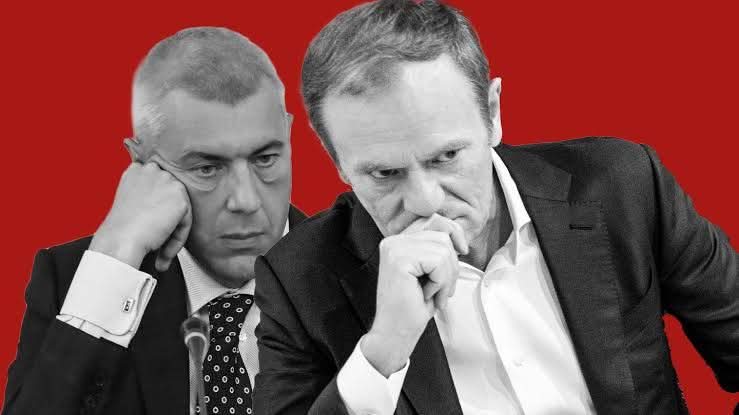 DawidWildstein's tweet photo. Giertychowy bantustan

Słuchajcie, pomóżcie! O tym musi być jak najgłośniej! 
A każdy, kto w tej sprawie milczy pozwala na to bezprawie...

W areszcie właśnie wylądował Leszek Kraskowski, jeden z najważniejszych dziennikarzy zajmujący się PolNordem i upiornym syfem ciągnącym się za Giertychem. Tak, oni naprawdę to zrobili. Giertych i Żurek są już tak bezczelni. Ktoś będzie jeszcze polemizował, że to nie jest Białoruś w tym aspekcie?

I oczywiście 90 procent rządowych mediów mordy w kubeł. To jest już tak grube...

Ja tylko powtórzę. 
Po tym, co spotkało Kraskowskiego, po tym, co ujawniono w sprawie rosyjskich przelewów i Giertycha, naprawdę nikt przyzwoity nie może mieć żadnych wątpliwości.

To Giertych a nie Kraskowski musi pójść siedzieć. I tyle.

Jeśli Polska ma kiedykolwiek być normalnym państwem, to Giertych, ta polityczna kreatura, musi odpowiedzieć za to, co zrobił. Inaczej będziemy śmietnikiem, z którym Putin i inni robią co chcą.

A pamiętajcie, że mamy nie tylko PolNord i oskarżenia o rosyjskie przelewy. To tylko czubek giertychowej góry lodowej. Są też mafijne praktyki w sprawie frankowiczów chociażby itd.

Jedno jest pewne. Media sprzedane Tuskowi, medialni cyngle z "listy Giertycha" zrobią co mogą, żeby zbagatelizować tę sprawę. Dlatego to my musimy, jak najgłośniej mówić o tym, kim jest Giertych. Że jest tak ważny dla tej władzy, że można nazywać obecny system Giertychowo Tuskowym. I to pokazuje stopień degeneracji naszego państwa, to, że z demokracji zamieniania się w mafijny banatustan. W normalnym państwie do drzwi Giertycha już stukałaby prokuratura. U nas skręcono mu sprawę Polnordu.

Dlatego to my musimy jak najgłośniej mówić o tym, że aktywizowane przez niego farmy trolli, szerzące rosyjską propagandę, skrajną agresję, życzące śmierci tym, których wskaże Uśmiechnięty Populizm (a także ich rodzinom), to podstawa tej władzy.

W końcu musimy jak najgłośniej mówić o tym, że prawa ręka Tuska, od czasu wyborów prezydenckich, w sposób stały destabilizuje państwo, działa na rzecz Putina. I jakże groteskowo w tym kontekście brzmi oskarżanie PiSu o prorosyjskość, kiedy drugą osobą w państwie jest ktoś taki jak Giertych.

Powtórzę. On MUSI pójść siedzieć.

#uwolnićKraskowskiego
#GiertychDoWięzienia

I jeszcze jedno. Obserwujcie proszę tych z GW, Onetów, Polityk, Newsweeków, TVNów etc, którzy normalnie puszczają raz po raz polityczne posty. Sprawdźcie ilu z nich zauwazy ten temat... a ilu z nich będzie siedzieć cicho albo zacznie dwa razy głośniej wołać o tym, jaki straszny jest Nawrocki.
Oni są naprawdę na poziomie russia today.
Żeby nie było, niektórzy temat zauważyli i nawet bardzo krytycznie skomentowali. Tyle że to margines...
I wiem, że część z nich obserwuje ten profil, więc mam jedno pytanie- JAK WAM NIE WSTYD?

I tylko wciąż ciekawi mnie, jak ktokolwiek przyzwoity może ten syf popierać? System, którego mordą jest Giertych?

Dawid

PS: algorytmy czesto tną zasięgi moich wpisów. Jeśli ten post wydaje Ci się ważny - proszę, podaj go dalej.