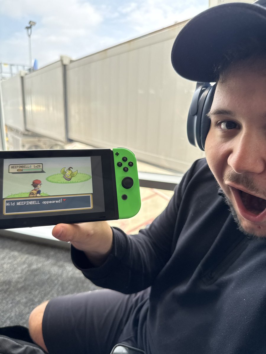 DwardDwardDward's tweet photo. Random Shiny Weepinbell first encounter at the airport!?!?!?? @Kwikpanik @BroseidonLive @TheAbsol https://t.co/vp2pOWnuzd
