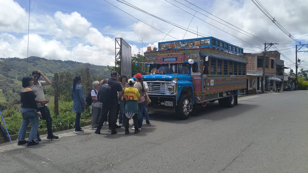 corpades's tweet photo. #Atención 🚨 

Líderes políticos y sociales del municipio de Granada denunciaron ante el Ministerio Público presuntas persecuciones políticas atribuida al agente de tránsito Wilson David Zapata Bedoya. 

Según las quejas, sustentadas con evidencias entregadas al Ministerio Público, el funcionario habría incurrido en actuaciones que excederían sus competencias, entre ellas la retención de una chiva que transportaba ciudadanos hacia desde el municipio de Granada hacia la movilización del Primero de Mayo de la ciudad de Medellín. 

También en la denuncia, este funcionario es señalado de emitir expresiones consideradas hostiles, tratos irrespetuosos y seguimientos acompañados de grabaciones irregulares hacia algunos ciudadanos. 

Los denunciantes afirman que estos hechos han generado temor e intimidación, por lo que solicitaron investigar la legalidad de los procedimientos y garantizar el pleno ejercicio de los derechos ciudadanos.
@alcaldiagranada @PGN_COL