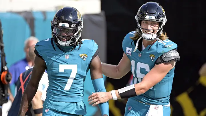 SleeperJaguars's tweet photo. Per multiple beat reporters the 1⃣6⃣➡️7⃣ connection has been ELITE during mini camp. 

They have notably been in sync, especially compared to last year🔥🔥. https://t.co/gRXuQpiZ2P