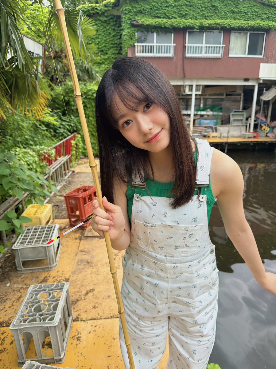 ebichu_staff's tweet photo. 雑誌掲載のお知らせ📢
本日発売の「週刊ヤングジャンプ」28号の#YJブルーム に#仲村悠菜 が登場🐻🤎

ピンクのワンピースで可愛く撮影していただきました！
緑のオーバーオール衣装は懸賞ページに掲載🎣

WEBインタビューも掲載中！みなさま是非ご覧くださいませ🌸
https://t.co/W9pbZ3GOgY

#えびちゅう #私立恵比寿中学
#ヤンジャン
@yuna_nakamura17