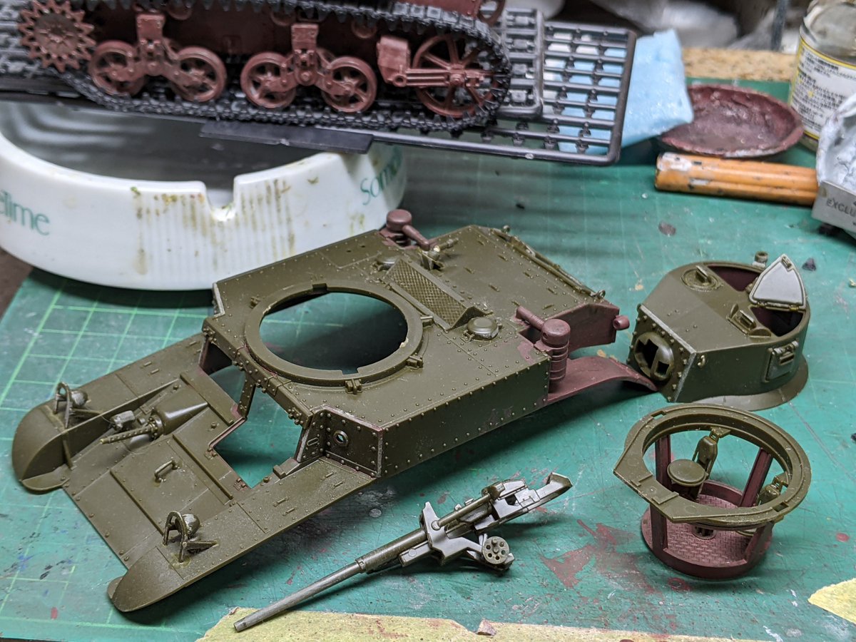 ostwind1973's tweet photo. 他のキットはいろいろ養生中、合間合間にアカデミー1/35M3A3スチュアートを組んでいます。初アカデミーw　ゴム製も同梱されている履帯は、組み立て式を選びました。組んですぐ後悔したけど('A`)どうにか片方完了。 https://t.co/pFlOvw9aiq