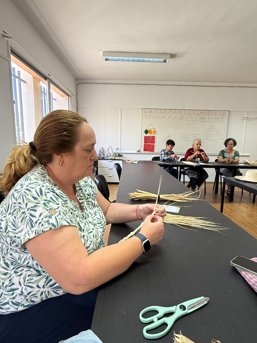 tasatelpgc's tweet photo. 👒 El pasado fin de semana tuvimos nuestro primer taller de sombreros de palma.

Hoja a hoja, entre risas, aprendizaje y tradición, disfrutamos de un intensivo maravilloso gracias a la maestra Yolanda Torres.

Subvenciona @FedacGC. 

#Tasate #Fedac #LasPalmasdeGranCanaria https://t.co/m0ynJJd4zc
