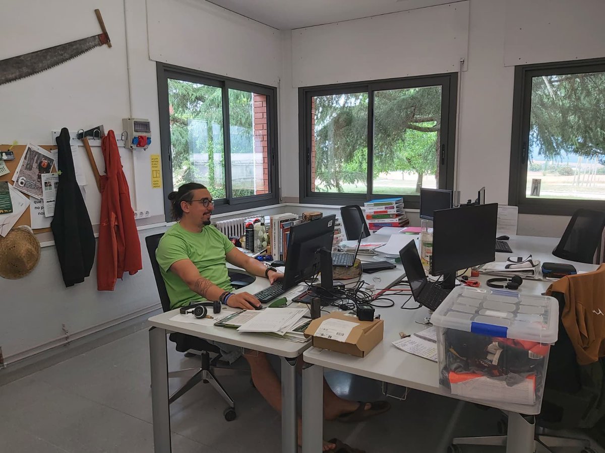 easolsones's tweet photo. ✔️ Dubtes, repassos i exàmens de recuperació.
✔️ Juntes d’avaluació i claustres.
✔️ Manteniment  de les instal·lacions. 
✔️ Cursos de @fpo_continua.
✔️ Visites a les empreses que acullen alumnat en pràctiques per fer-ne el seguiment.

(2/3) ⬇️ https://t.co/GBR5dSTggr