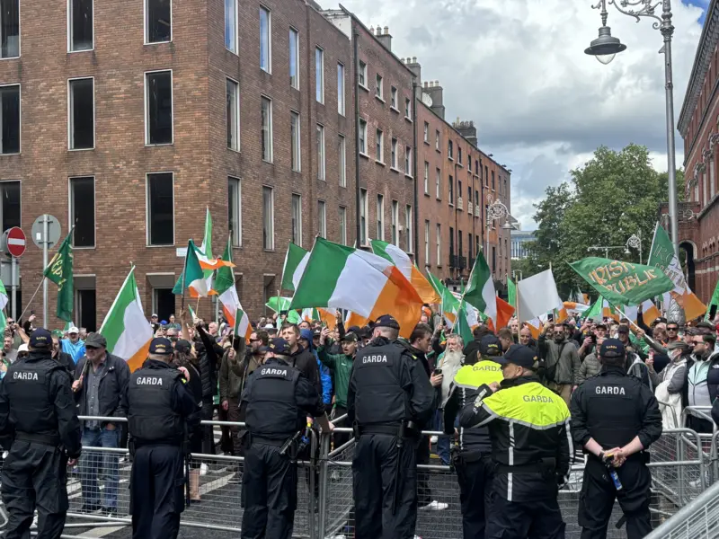 visegrad24's tweet photo. 🇮🇪 Anti-immigration protesters march to the Irish parliament

Thousands of protesters have marched through Dublin city centre to demand changes to Ireland's immigration system. https://t.co/KyJHQcg6to