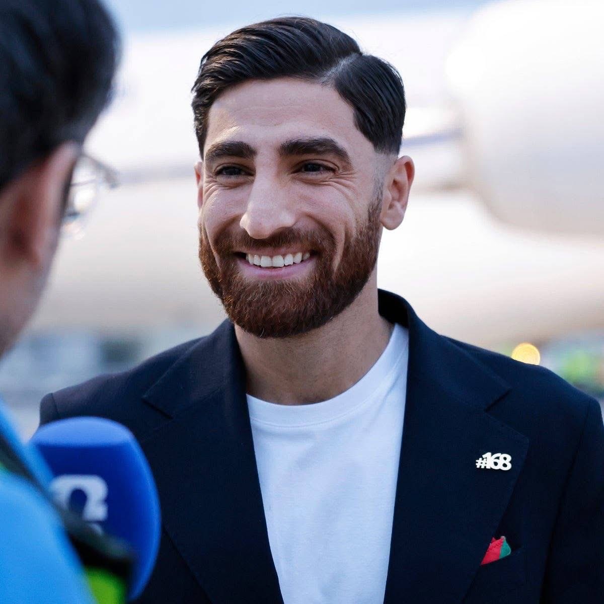 SoloFutbolMemes's tweet photo. 🚨🌎 𝗔𝗛𝗢𝗥𝗔 La Selección de Irán llega a Tijuana, México, luciendo pines de las 168 niñas asesinadas por misiles aéreos en Febrero del 2026. https://t.co/aoVty36Eyu