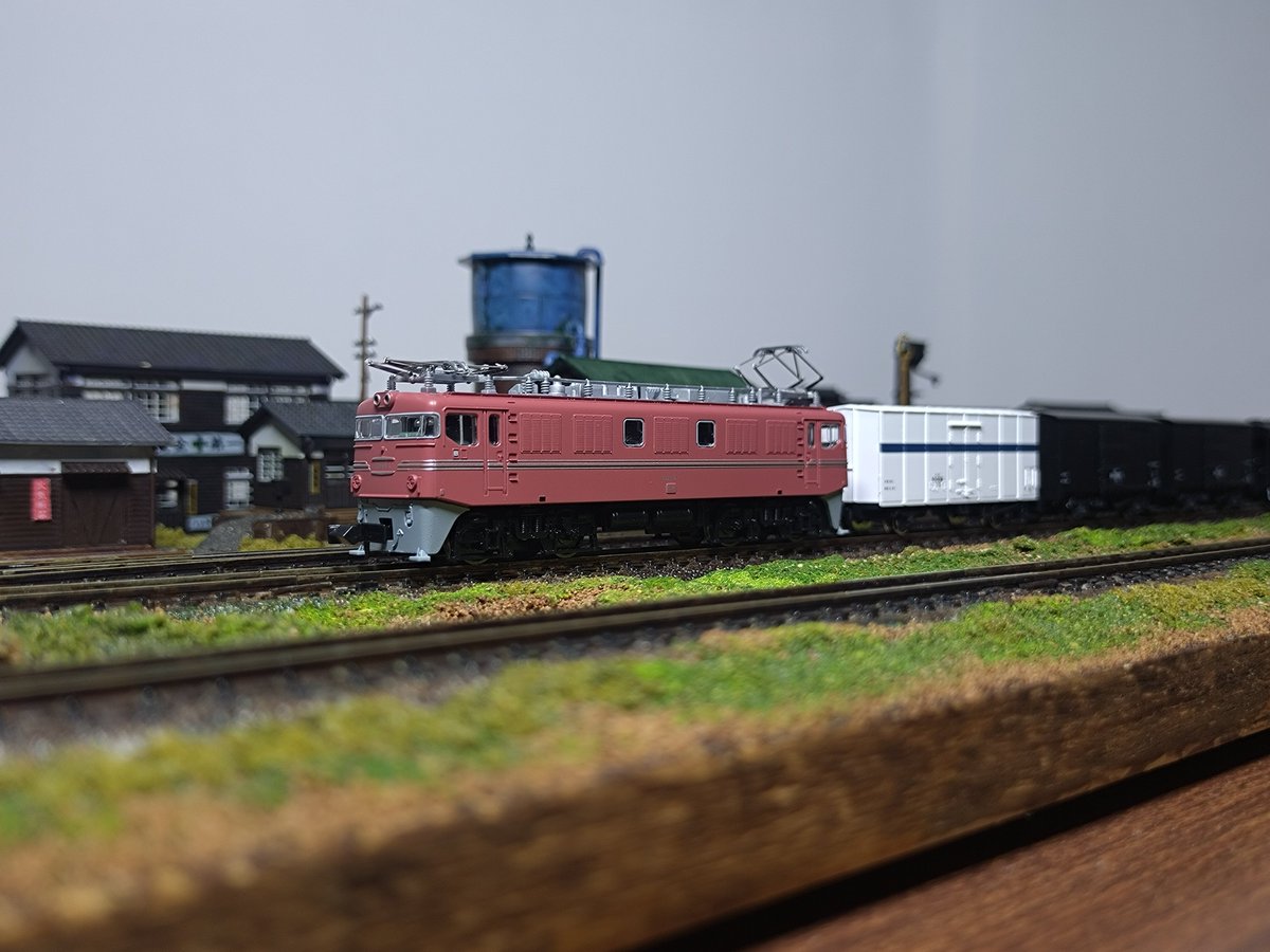 take7700gh5fs's tweet photo. ED46×貨物列車❕1959年、ある日の常磐線❕常磐線の交流電化に合わせて製造された機関車。50Hz交流で使うため整流器や主変圧器が搭載され、後のEF80への橋渡しとなりました。 #マイクロエース #ED46 #常磐線 #モジュールレイアウト #ジオラマ #Nゲージ #鉄道模型 #模型撮り鉄 https://t.co/BQeETBMILO