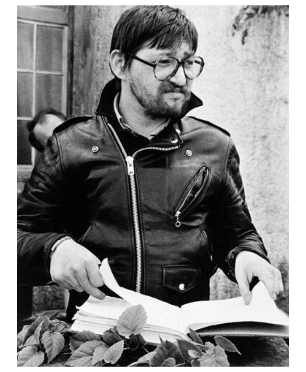 eroerny's tweet photo. El 10 de junio de 1982, a los 37 años, murió Rainer Werner Fassbinder en su departamento de la calle Clemensstraße 76 en Múnich, Alemania.

El cineasta, enfundado en chamarra de cuero, durante el rodaje de la película Desesperación (1978), basada en la novela de Nabokov.
🌈🔥🎥 https://t.co/RwU883CTAr