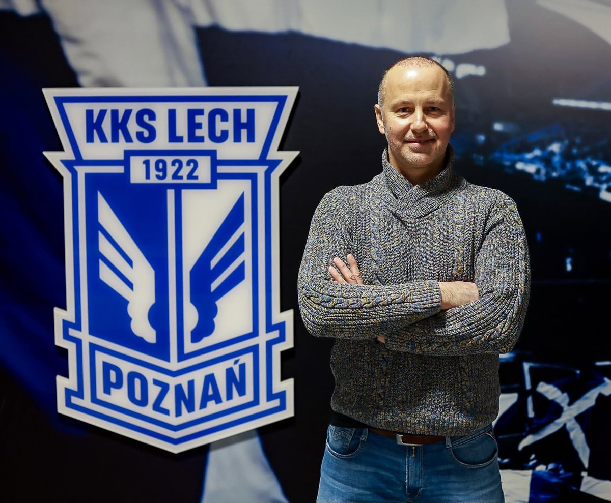 eMJot23's tweet photo. W Lechu w momencie zakończenia sezonu już mieli rozpisany każdy dzień aż do pierwszego meczu eliminacji Ligi Mistrzów.

Ogromny wpływ na to miał doktor Łukasz Bortnik, czyli Head of Physical Performance.

Specjalista od wpływu faz przejściowych na organizm, badał https://t.co/1WkrDAdMt9. jakie obciążenie fizyczne występuje w określonych momentach meczu dla konkretnych pozycji, w zależności od planu na mecz czy ustawienie taktyczne.

Bortnik pracuje w Poznaniu niecałe cztery miesiące, ale już miał wydatny wpływ na funkcjonowanie klubu.

Przykład? To Bortnik odegrał dużą rolę w łagodnym przejściu Kolejorza z gry dwa razy w tygodniu na jedno spotkanie. Co wbrew pozorom wcale nie należy do łatwych zadań dla sztabów, zupełnie inaczej ćwiczy się, kiedy między meczami jest zwyczajnie więcej czasu i taka zmiana w trakcie sezonu może mieć złe konsekwencje.

Przykład?

Jagiellonia Białystok w sezonie 2024/25 po przejściu na grę raz w tygodniu zdobyła 6/18 punktów, a w 25/26 w pierwszych siedmiu meczach po odpadnięciu z pucharów zgarnęła 6/21.

Lech w tym sezonie – w sześciu meczach po porażce z Szachterem zdobył 14/18 punktów.

Pomogła w tym właśnie wiedza i doświadczenie Bortnika.

Więcej na ten temat w papierowym Przeglądzie Sportowym.