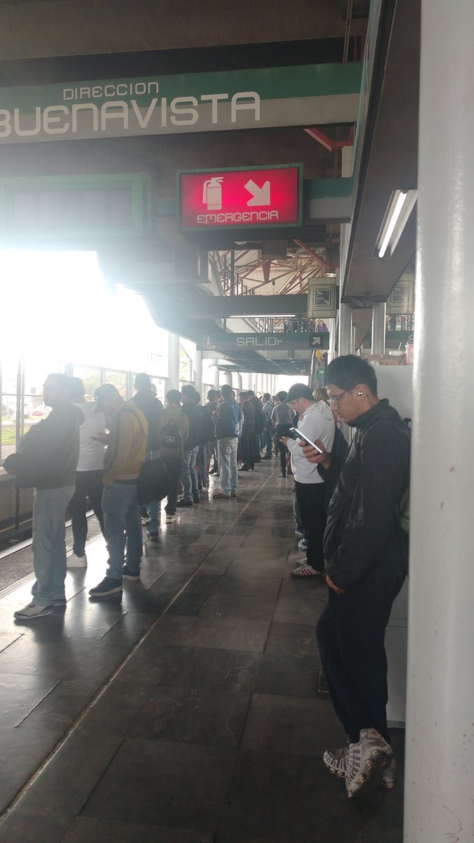 tazzfx's tweet photo. @MetroCDMX No hay servicio desde hace 15 minutos https://t.co/XVI9KMdcRg