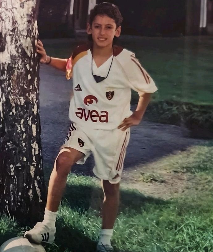 siyahsancakx's tweet photo. ⚪️ Hakan Çalhanoğlu: 

“2002'de Dünya Kupası maçlarını hep camide izlerdim.”

“Kur'an-ı Kerim okumaya gidiyorduk, namazdan sonra öğlene doğru maçlar oluyordu, hep camide izliyordum, orada seviniyorduk, gol olduğunda sandalyeler havada uçuyordu.”

“Bunu televizyonda yaşadım, şimdi canlı olarak yaşayacağım. Çok ayrı bir duygu...”

“O zaman bizim dualarımız kabul oldu, inşallah şimdiki gençlerimiz de bize dua eder.”