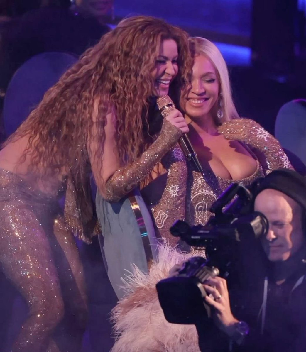 zhrdelly's tweet photo. Same queens, different era. https://t.co/JcD4ybTfYu