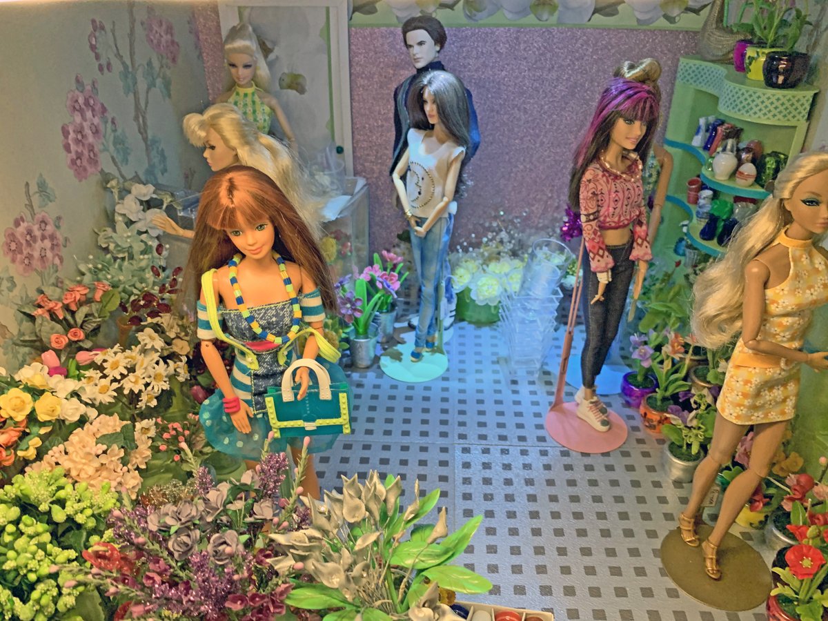 Suwi9595's tweet photo. The Flower Shop 1:6 scale diorama https://t.co/wraGxZ8jVk