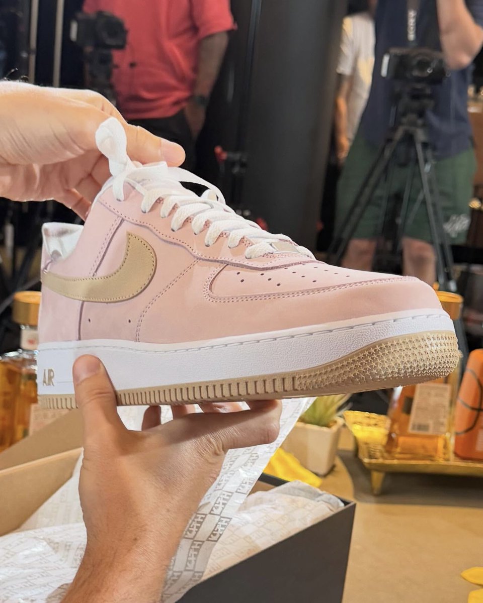 SoleRetriever's tweet photo. FIRST LOOK: Ronnie Fieg previews Kith x Nike Air Force 1 Low “Reverse Linen” 🔄 

📷 shawnpecas (IG) https://t.co/VYrJgkSdJ6